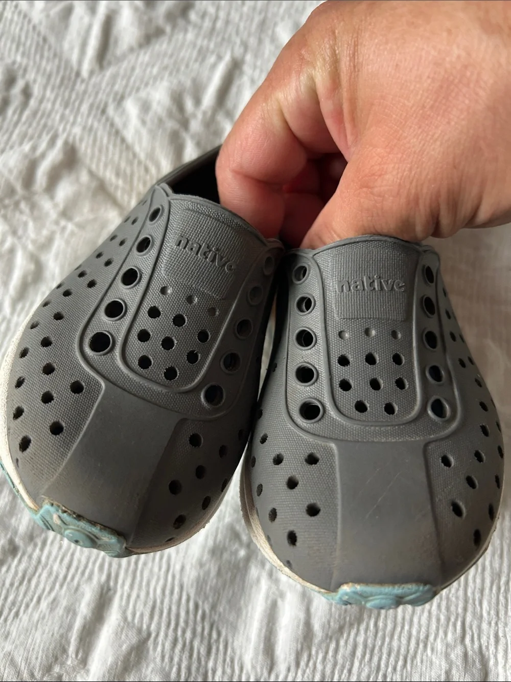 Native Sugarlite Robbie Shoe kid SZ 5, Grey comfort.